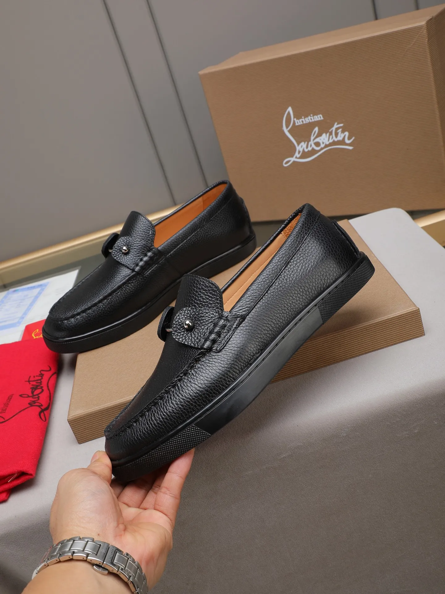 PP480 Christian Louboutin (red-soled shoes) Italian men's casual sneakers are shipped! Each pair of shoes from this Italian handmade shoe brand has a simple and classic design, which is very comfortable and versatile! The upper fabric of this shoe is made of imported cowhide, with high-end and comfortable cowhide lining! The outsole is made of original rubber bottom sheets and is lined with cowhide! Brand-specific mold-opening foot bed, exclusive private mold control! Original box packaging! 39 40 41 42 43 44 (38 45 46 customized)